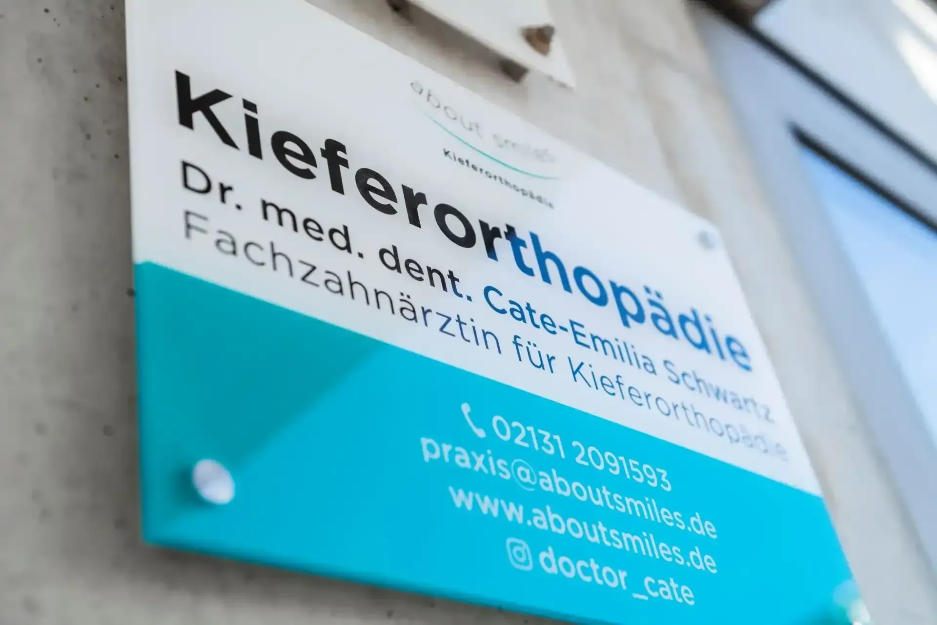 about smiles Kieferorthopäde Kaarst Praxisschild