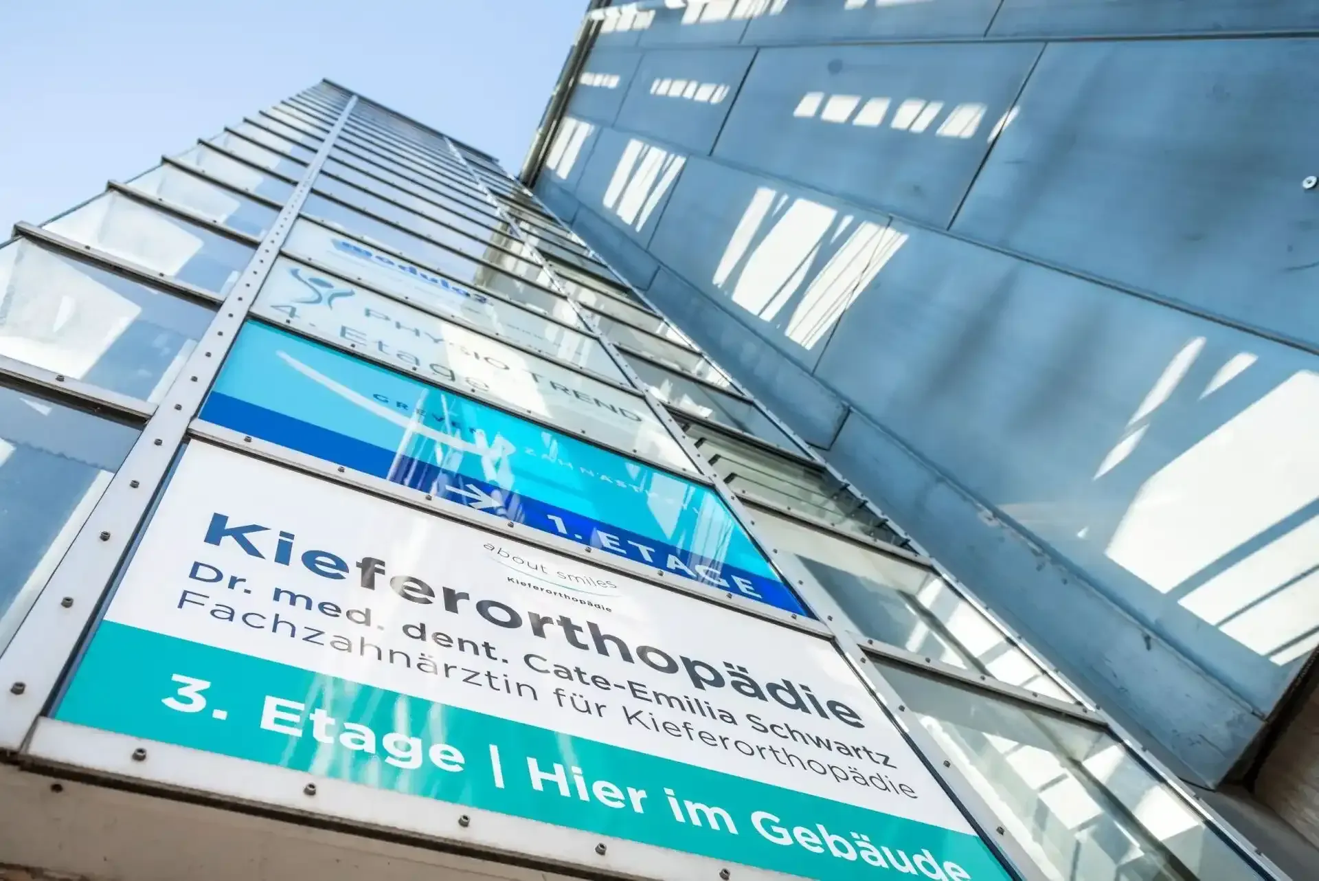 about smiles Kieferorthopäde Kaarst Schild Treppenhaus