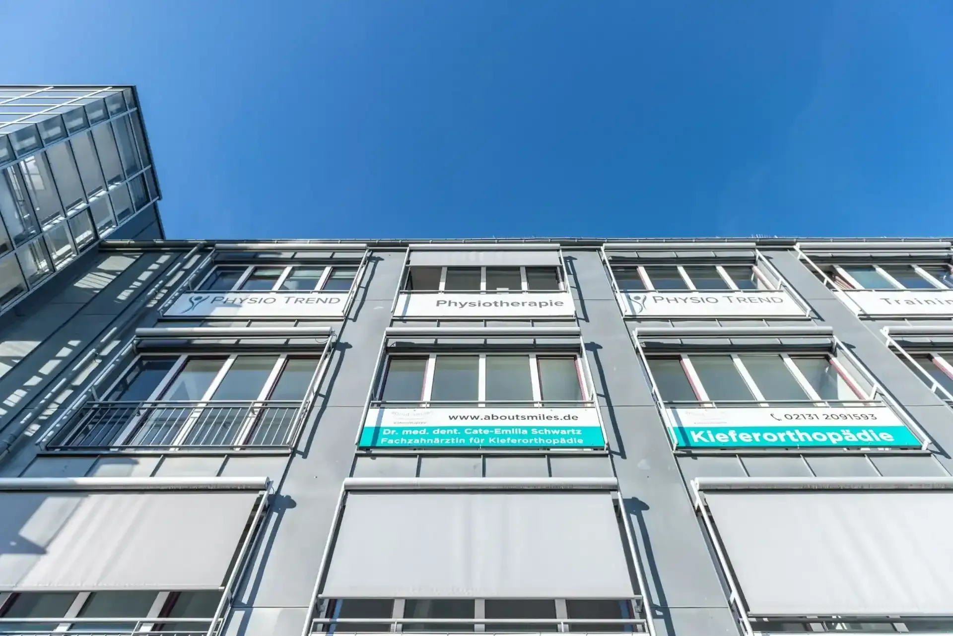 about smiles Kieferorthopäde-Kaarst Schilder Fenster