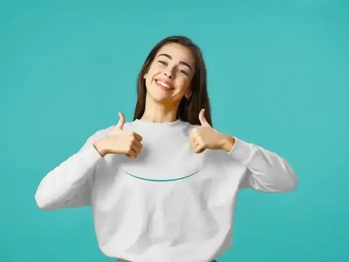 die junge Frau lächelt im about smiles shirt.