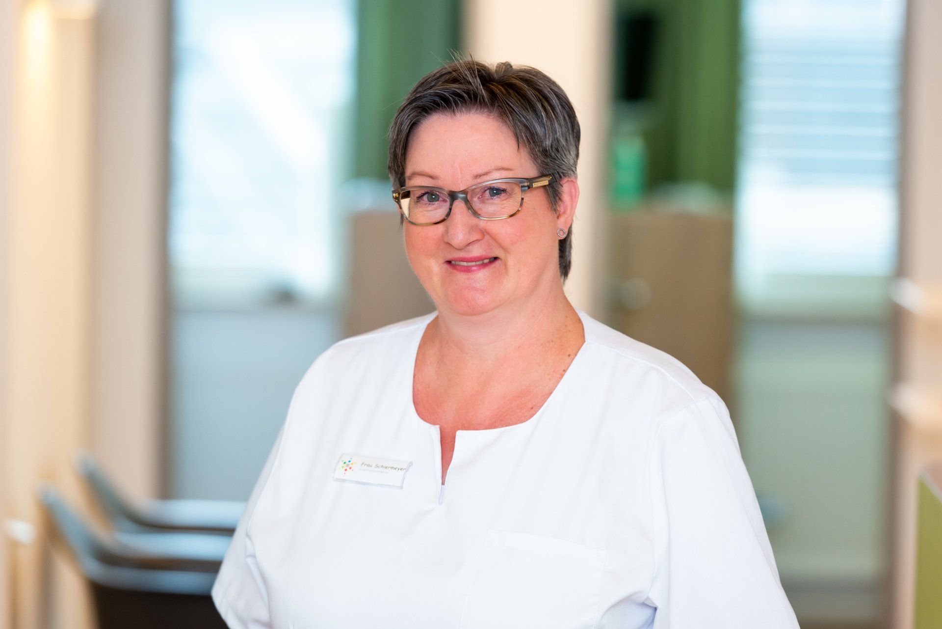 Meine Aufgabe ist die Kommunikation mit den zuständigen Laboren. Wir sind mit Star-Net mit unseren Laborpartner verbunden . Alle Laboruntersuchungen können von uns in Auftrag gegeben werden. Das notwendige Equipment wie Probenröhrchen wird von mir verwaltet. In der Praxis können wir viele Untersuchungen wie CRP, Leukozytenzahlen und Urinuntersuchungen selbst durchführen. Als erfahrene Kinderkrankenschwester habe ich langjährige Erfahrung mit kranken Kindern und Untersuchungsabläufen.