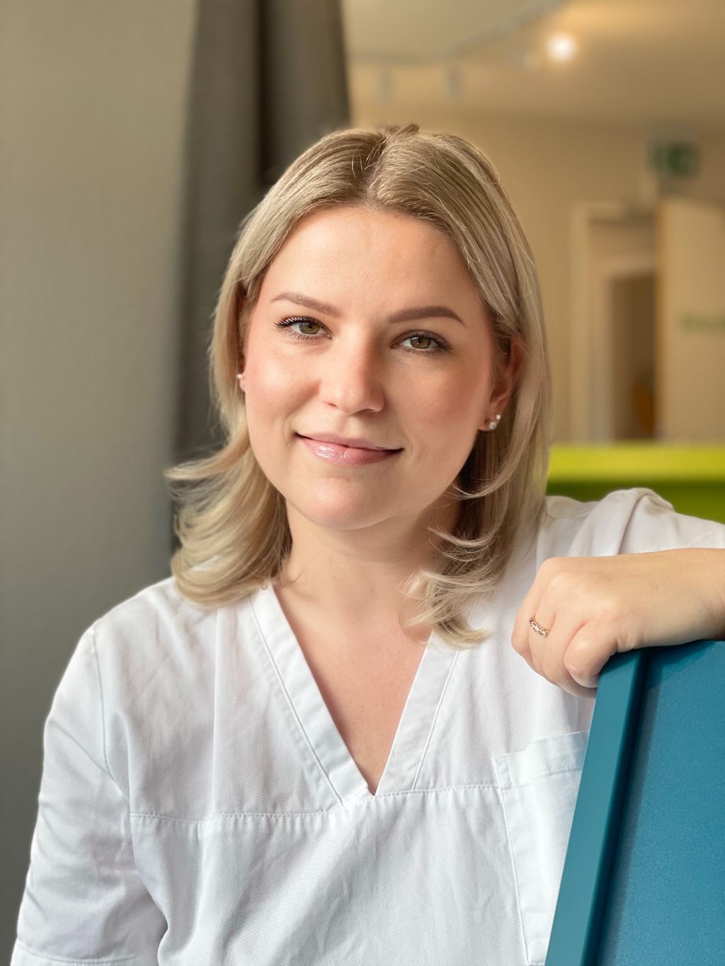 Ich habe 2003-2006 meine Ausbildung zur medizinischen Fachangestellten in der kinderärztlichen Gemeinschaftspraxis Berliner Freiheit absolviert und danach in einer anderen Kinder- und Jugendarztpraxis in Bremen gearbeitet, nun freue ich mich wieder zurück in meinem alten Team zu sein. Ich freue mich für Sie und ihre Kinder zu arbeiten. Ich bin hier ins Qualitätsmanagement und die Organisationsabläufe der Praxis eingebunden