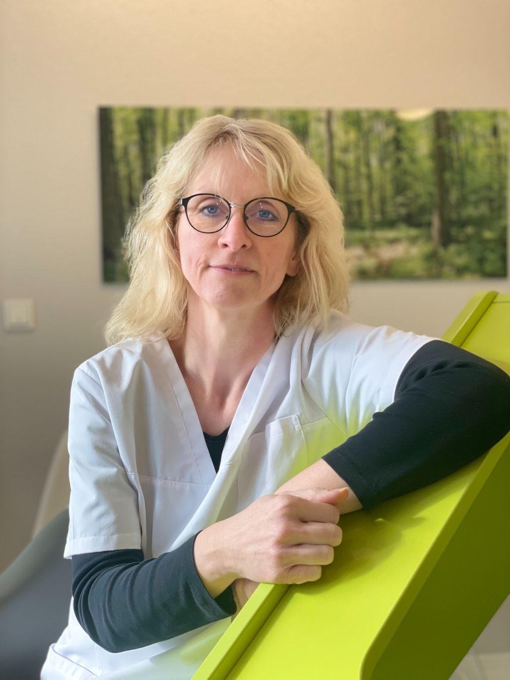 Seit Sommer 2024 unterstütze ich das Team im Backoffice und in der Sprechstundenassistenz. Ich bin gelernte Hotelfachfrau, als Quereinsteigerin im medizinischen Sektor begeistern mich die vielfältigen sozialen Interaktionen und der Kontakt mit Kindern. Ich spreche Englisch und ein wenig Französisch.