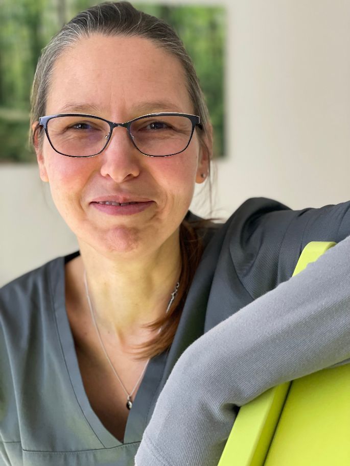 Als gelernte MFA unterstütze ich seit Januar 2025 das Team der Kinderarztpraxis an der Anmeldung, assistiere bei Behandlungen und stehe bei Fragen jederzeit unterstützend zur Seite.