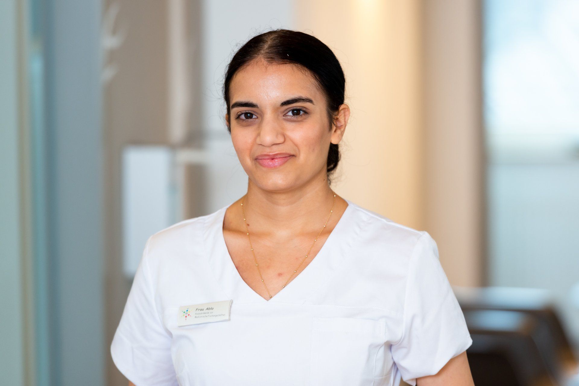 Mit mir können sie auf Arabisch , Kurdisch und Englisch sprechen. Ich kann gut mit Kindern umgehen und freue mich immer über ein Lächeln von unseren kleinen Patienten.