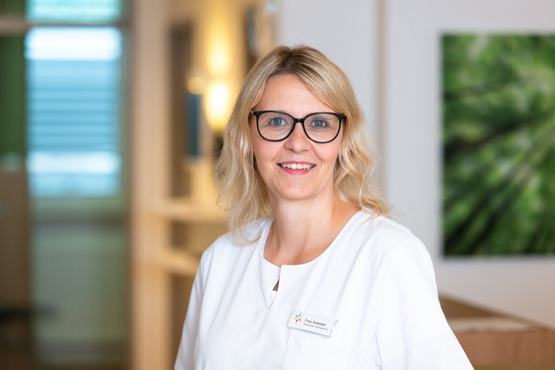 Ich bin zuständig für Kommunikation und Abrechnung unserer Leistungen mit der Kassenärztlichen Vereinigung und der privaten Abrechnungstelle PVS. Bereits meine Ausbildung zur Medizinischen Fachangestellten habe ich in dieser Praxis absolviert. Durch meine jahrzenhtelange Tätigkeit als MFA habe ich eine besondere Verbundenheit mit vielen von unseren Patienten. Falls im Team Fragen zu Patienten, Diagnosen, Befunden oder Abrechnungsdetails auftauchen, bin ich fast immer der richtige Ansprechpartner. Unsere polnischen Patienten freuen sich darüber, mit mir in ihrer Muttersprache reden zu können.