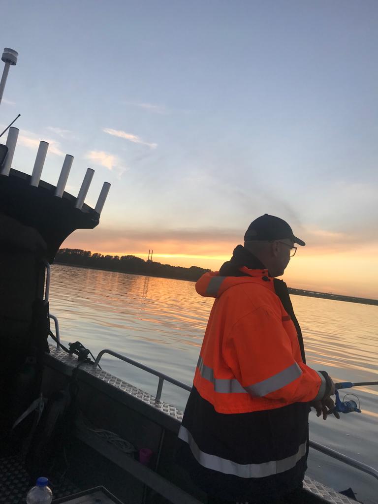 Angelder Angler auf Boot Paula bei schönstem Wetter Peter Heil.