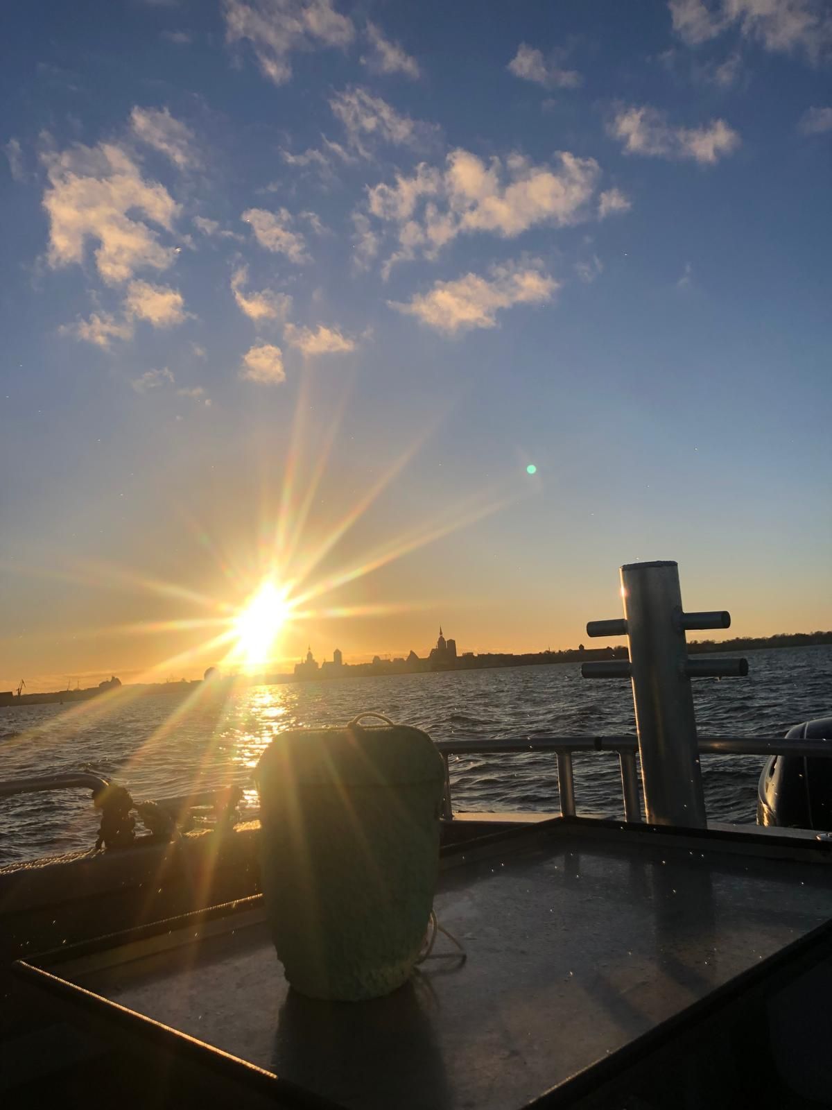 Blauer Himmel mit einer Urne für die Seebestattung im Hintergrund.