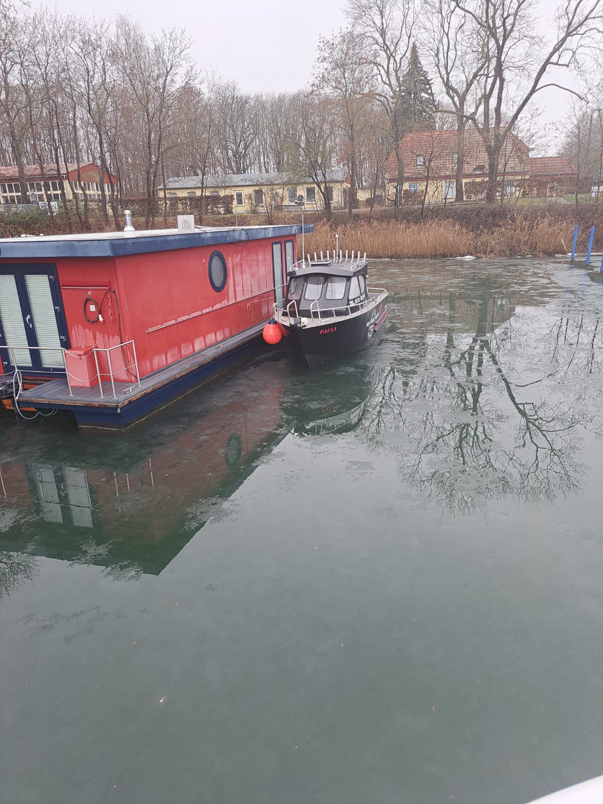 Ein Wohnschiff an unserem Steg daneben Boot Paula bereit zur Erholung nach Hiddensee.