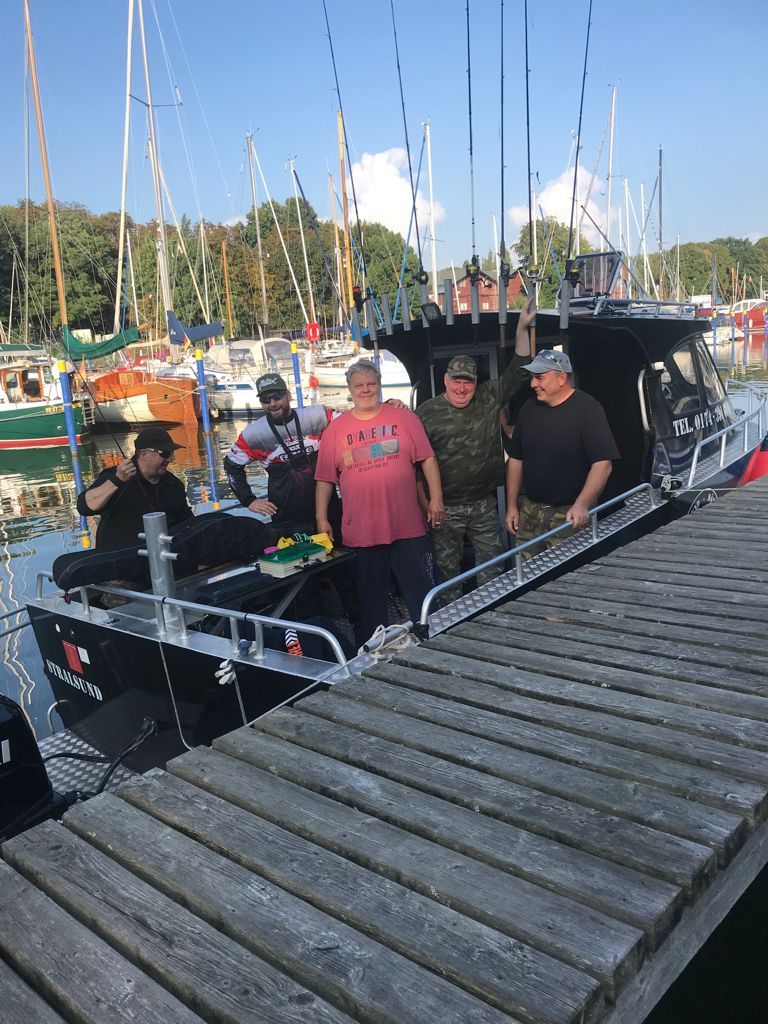 Eine lustige Angeltruppe bei der Abfahrt zum Angelerlebniss das Foto vor dem Vergnügen.