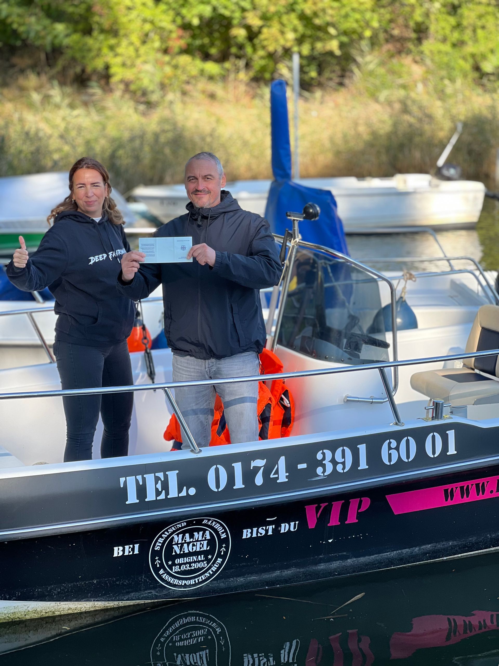 Daumen hoch bestanden soll das wohl heisen.