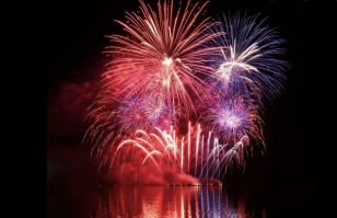 Ein toller Schnappschuss von einer unserer Touren zur einen Höhenfeuerwerk in erster reihe mit Boot Paula.