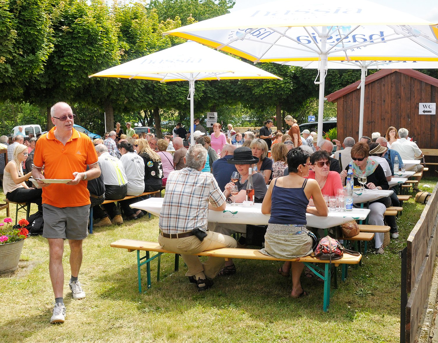 Besucher am Hoffest im Weingut Lohmühle Groß-Umstadt