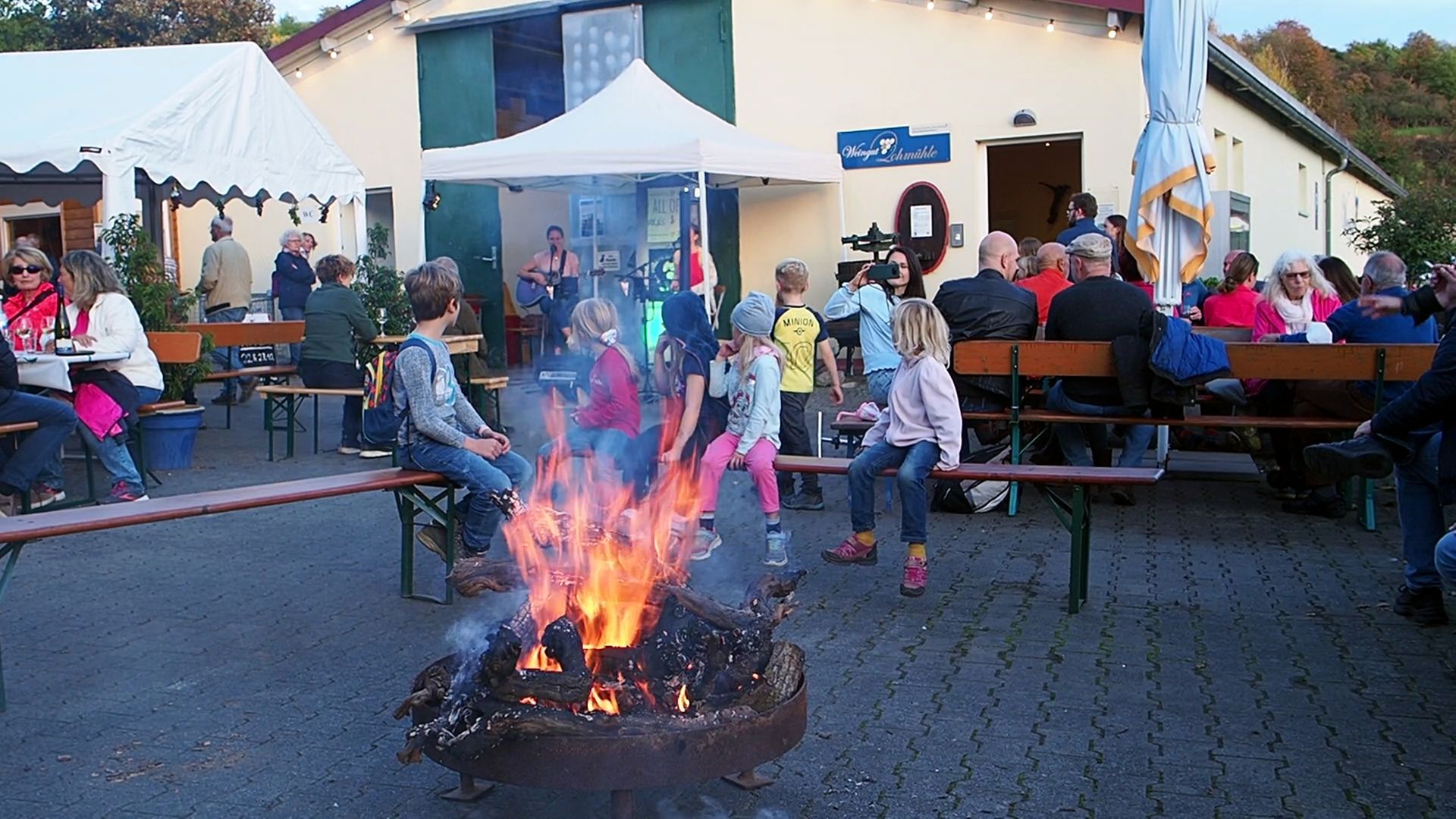 Saisonabschluss mit Feuer im Hof im Weingut Lohmühle Groß-Umstadt, Moret Buwe, All of us, Dieburg