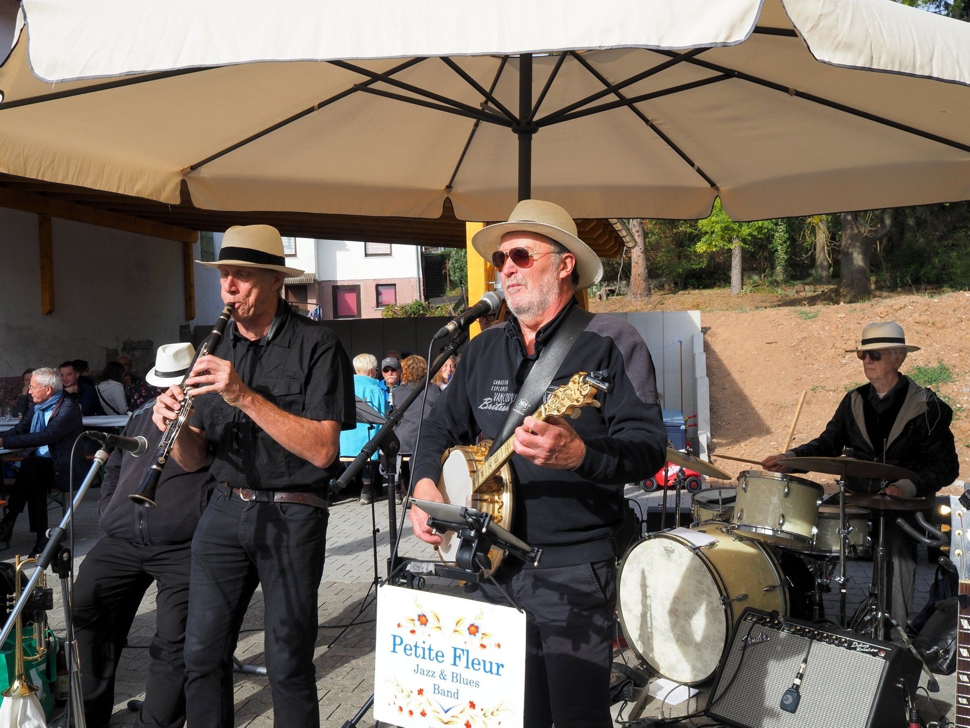 Petite Fleur Live-Musik Woi und Jazz am Tag der deutschen Einheit im Weingut Lohmühle Groß-Umstadt