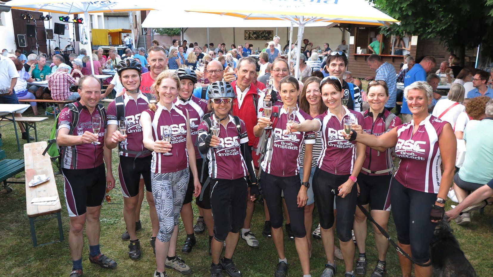 Radfahrer Gruppe aus Groß-Umstadt am Hoffest im Weingut-Lohmühle