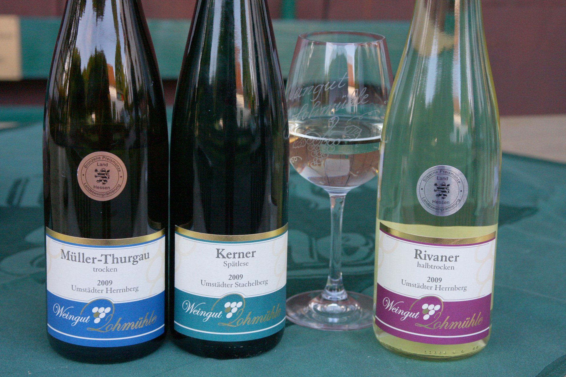 Weinflaschen mit Landesweinprämierung Hessen Weingut Lohmühle Groß-Umstadt