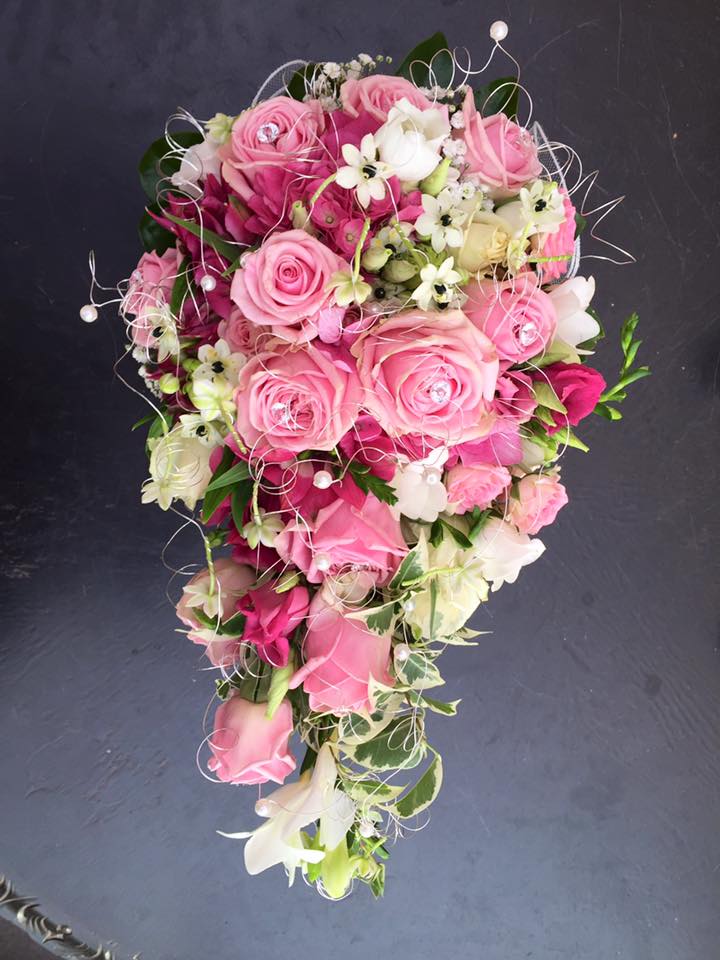 Rosa Rosenstrauß mit weißen Blüten von Blumen Sprockhoff Seelow
