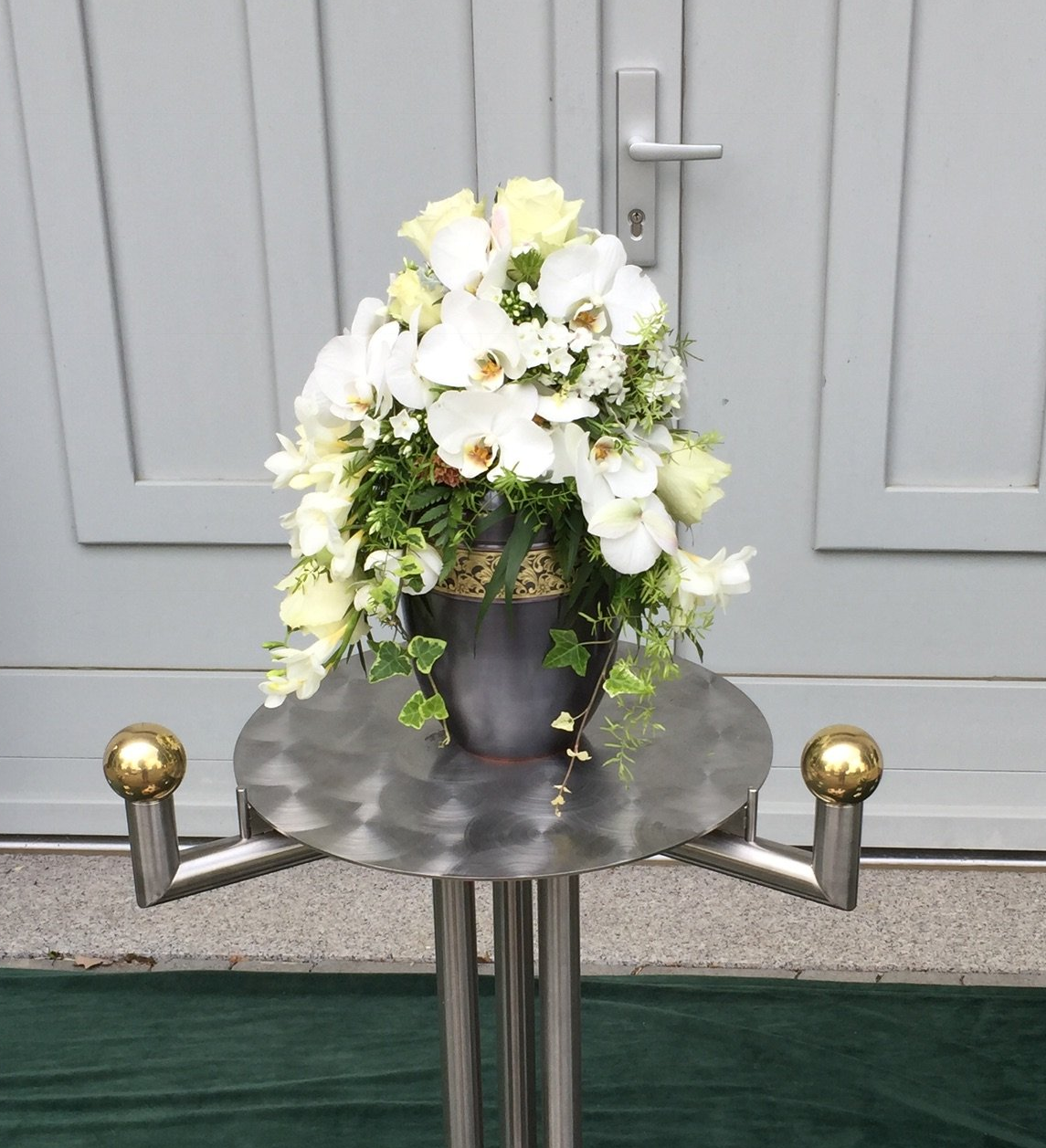 Sprockhoff - weißer Urnenschmuck, Rosen + Orchideen Urnenschmuck, moderne Trauerfloristik in Seelow