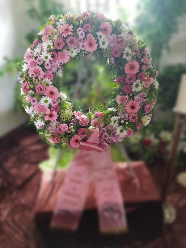 Runder Blumenkranz aus rosa und weißen Blüten von Blumen Sprockhoff Seelow