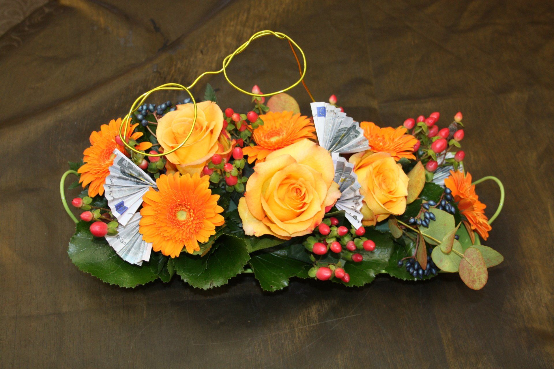 Florales Geldgeschenk mit orangefarbenen Rosen und Gerbera von Blumen Sprockhoff Seelow