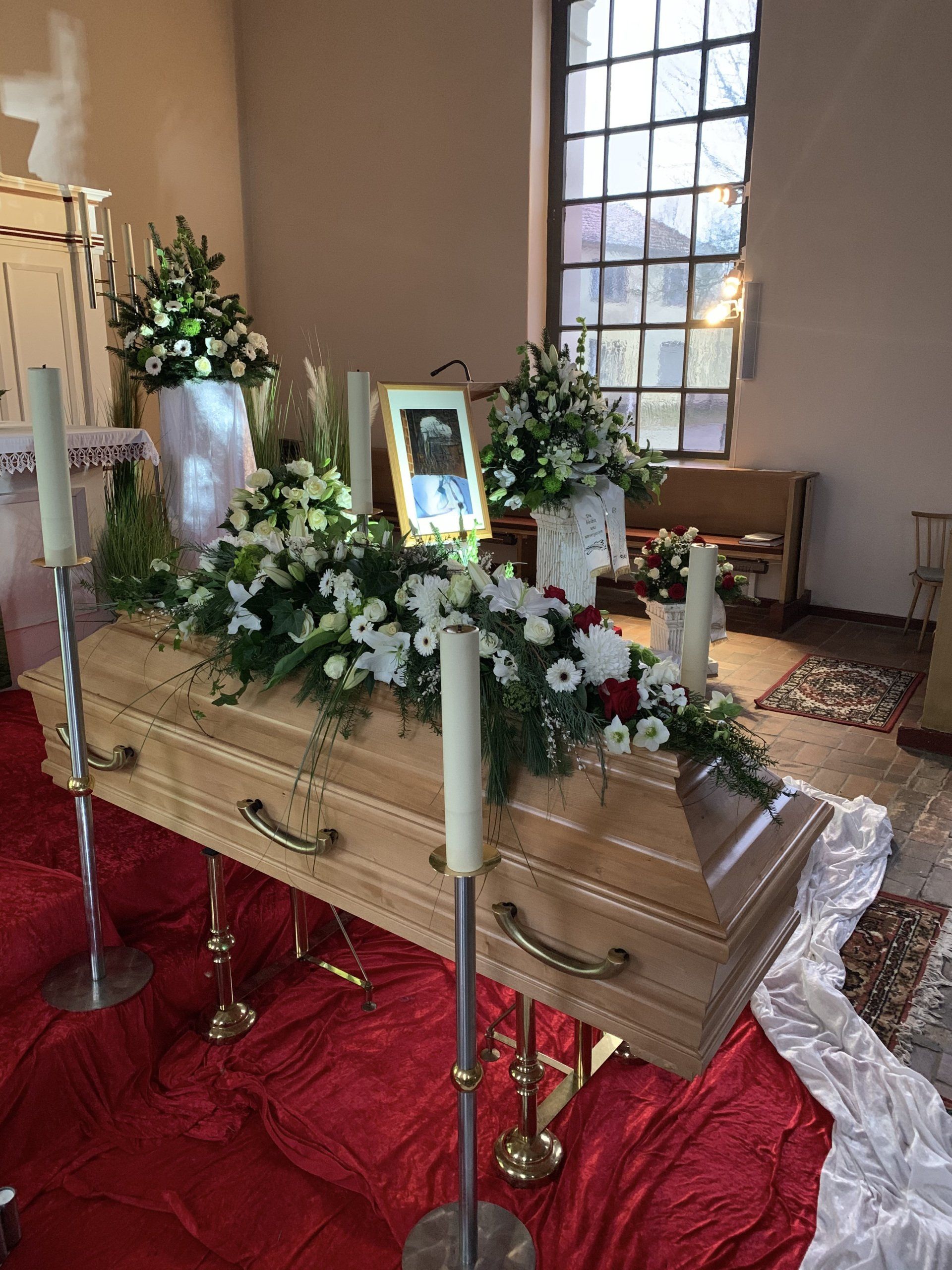 Trauerfloristik und Sargschmuck in der Kirche von Blumen Sprockhoff Seelow
