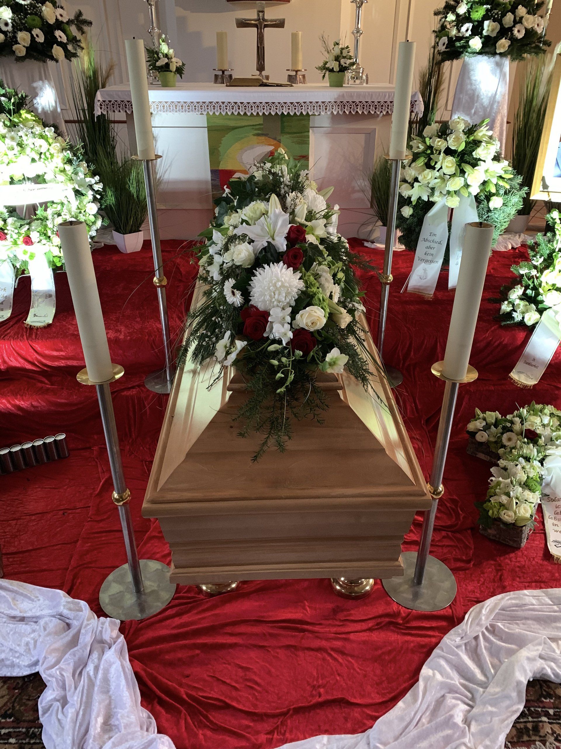 Sargschmuck und florale Trauerdekoration für eine Beerdigung von Blumen Sprockhoff Seelow