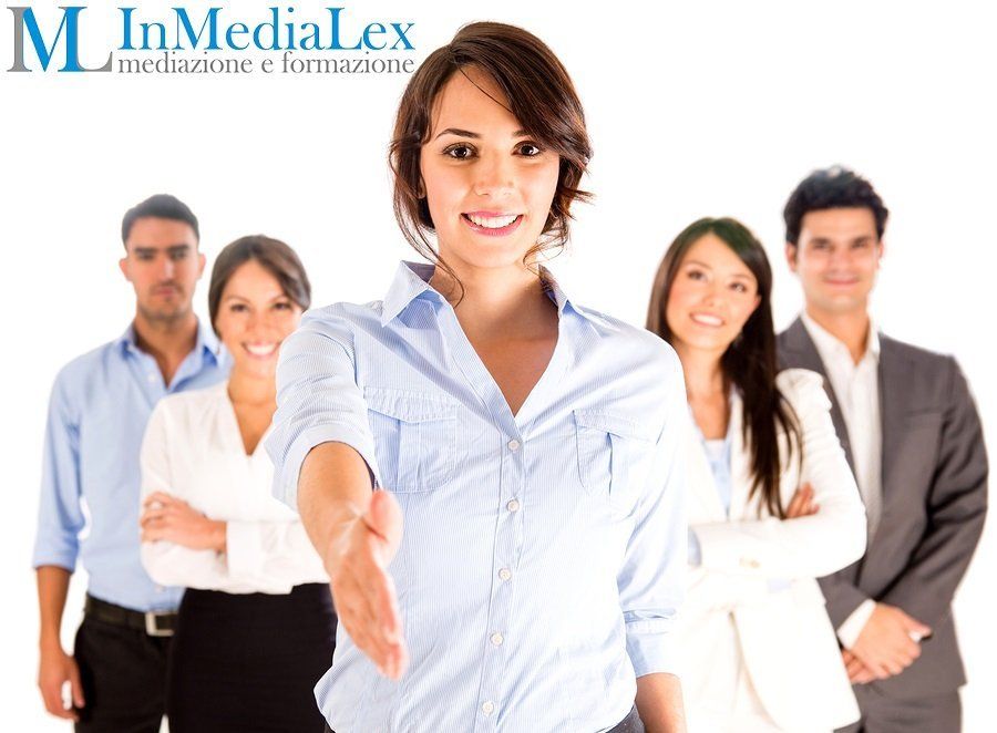 ragazza con abito business con stretta di mano e logo organismo di mediazione inmedialex