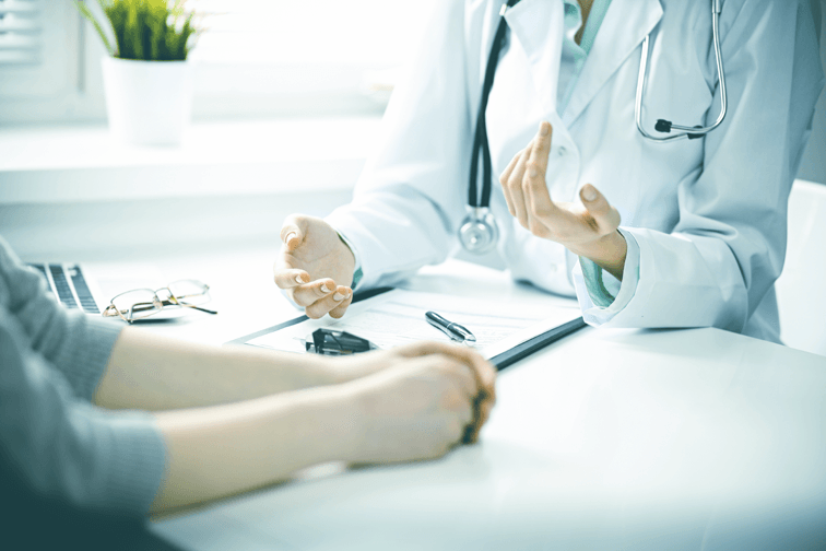 Gespräch zwischen Ärztin und Patientin. Motiv zum Thema Krebsnachsorge, Arztgespräch.