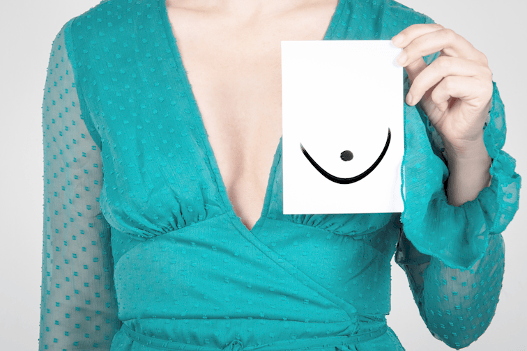 Oberkörper einer Frau im türkisfarbenen Kleid. Motiv zum Thema Frauengesundheit, Brustsprechstunde