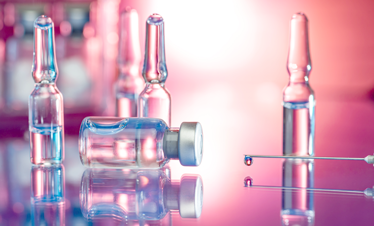 Nahaufnahme der Spritze im Labor. Motivbild zum Thema Impfen