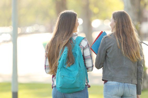 Zwei weibliche Teenager im vertraulichen Gespräch. Motivbild zur gynäkologischen Mädchensprechstunde