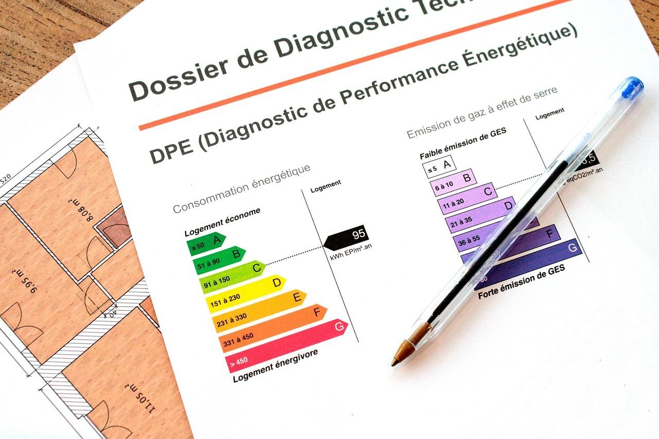 Feuille avec étude DPE et stylo