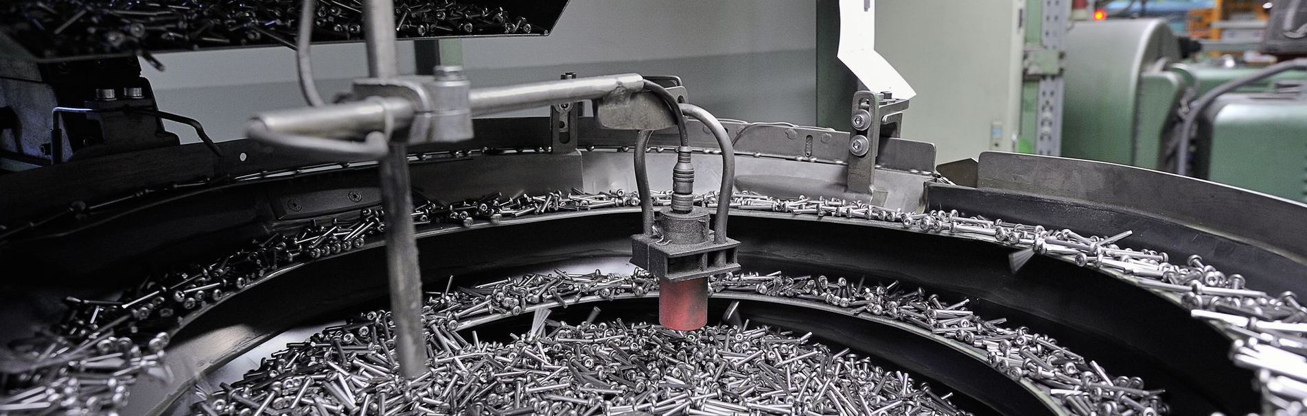 Feeding device for fasteners