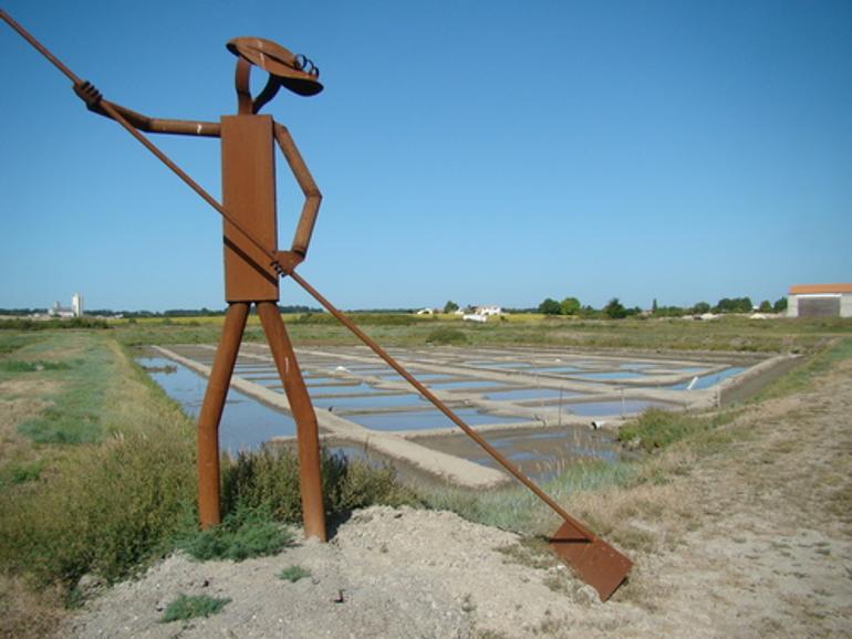De zoutmoerassen van het estuarium van de Seudre bieden toegang tot het achterland en haar vele architectonische schatten.