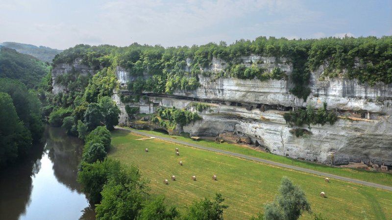 La región del Périgord Noir se caracteriza por sus espléndidos paisajes atravesados por los ríos Dordoña y Vézère. Su capital, Sarlat, es una Ciudad de Arte e Historia, considerada una de las ciudades medievales más bellas de Europa, y cuenta con monumentos históricos declarados y encantadores restaurantes.