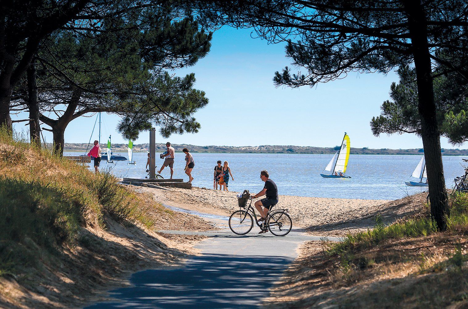La Charente Maritime est un terrain de jeu idéal pour les sports aquatiques et les activités nautiques. Que ce soit en pleine mer, sur un lac, sur le fleuve, poussé par le vent ou les pieds dans le sable… ici tous les sports sont permis. Dans les terres, la Haute Saintonge propose de nombreux circuits de ballades.