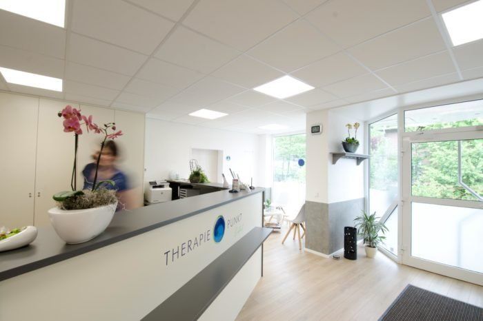 Eingangsbereich der Physiotherapie Praxis Therapiepunkt Eifel in Hellenthal. Verschiedene Behandlungsräume mit unterschiedlichen Therapiemöglichkeiten und Behandlungsoptionen. Freundliche moderne Rume.