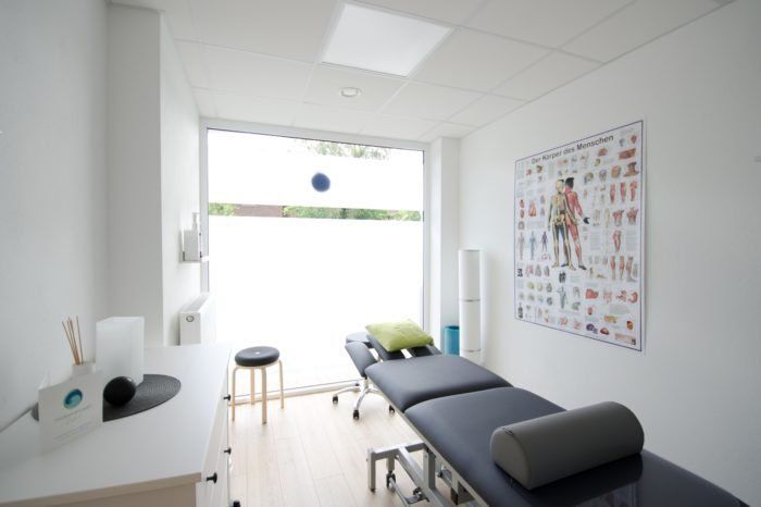 Blick in einen unserer Behandlungsräume Heller Behandlungsraum mit Liege in unserer Physiotherapiepraxis