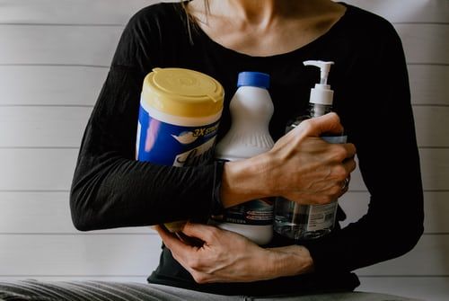 femme de ménage et produits ménagers