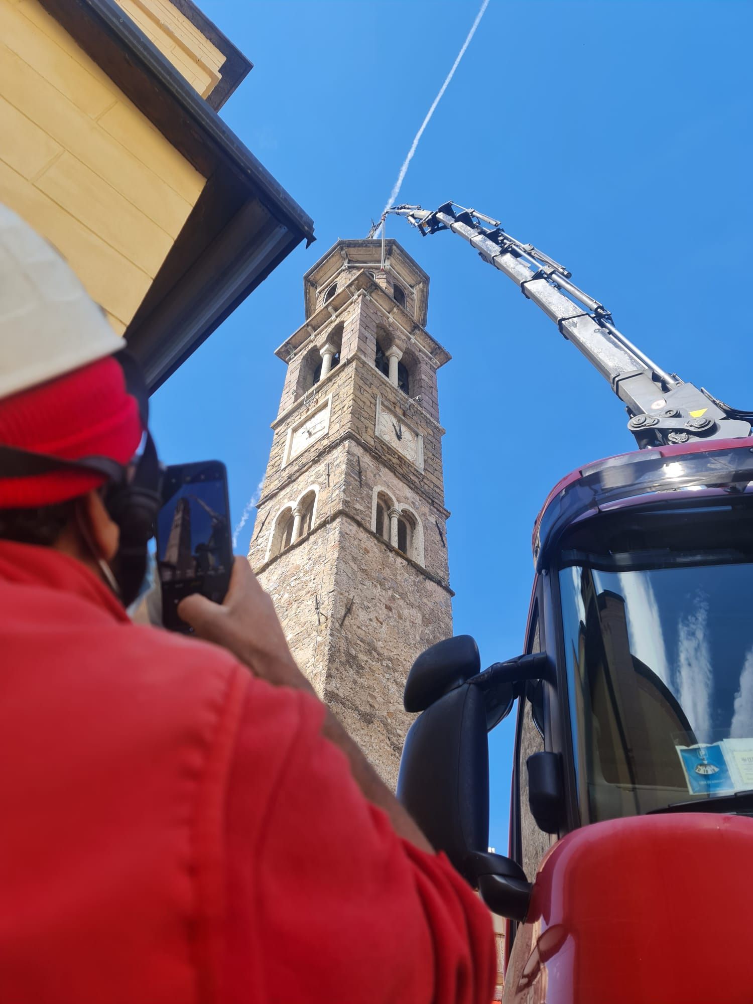 Lavori in alta quota con gru.