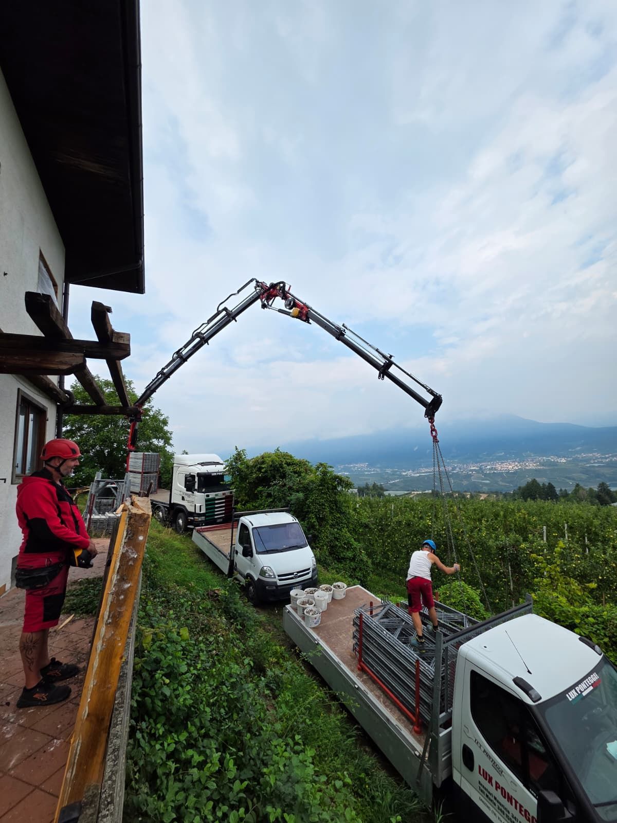 Operazione di sollevamento materiali con gru