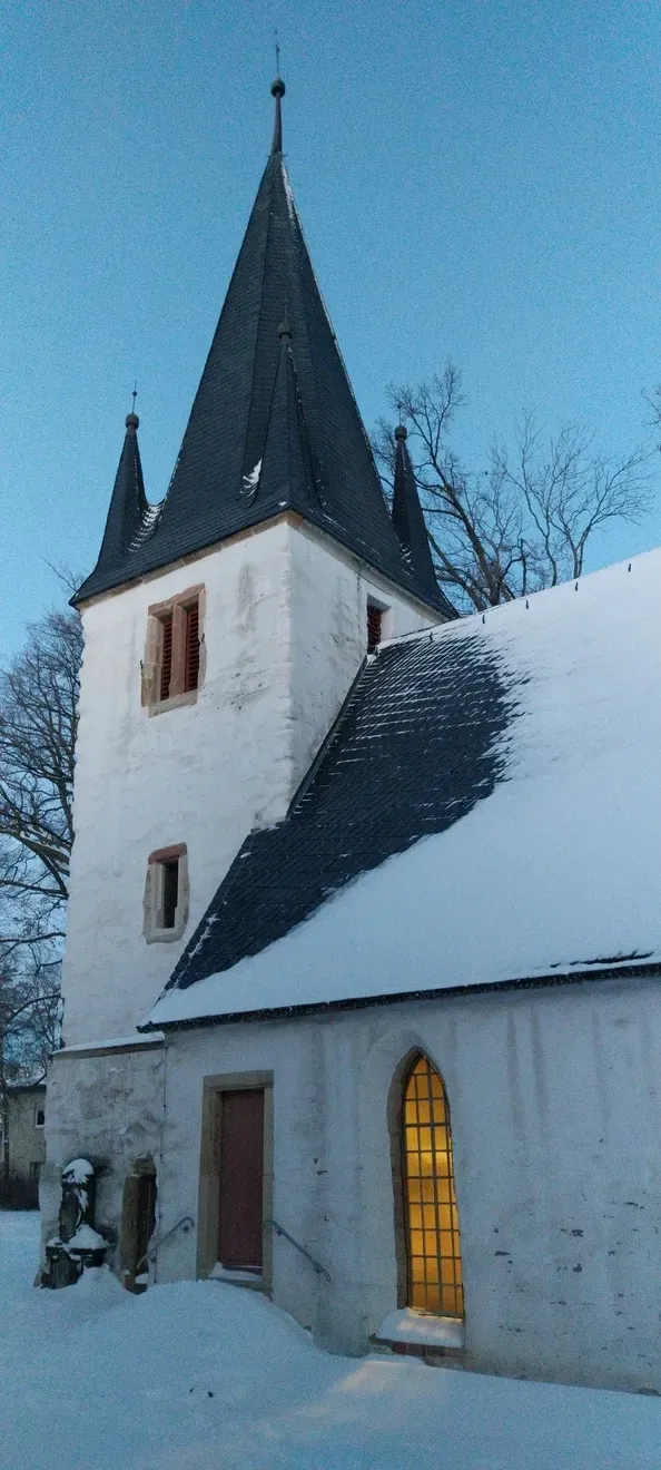 Kirchturm im Winter