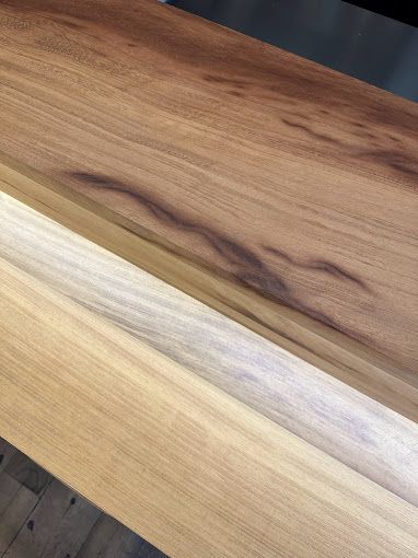 Bar en iroko sur mesure, aménagement café brasserie à Morzine