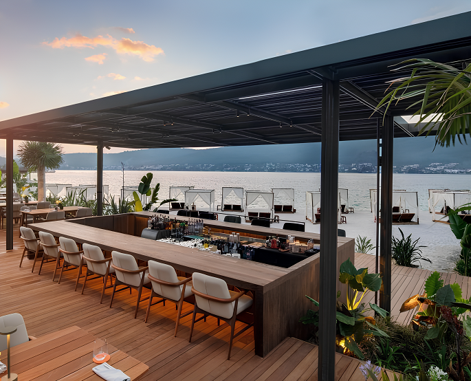 Bar extérieur en bois réalisé sur mesure. Abrité sous une pergola. Idéal à proximité d'une piscine ou en bord de mer.