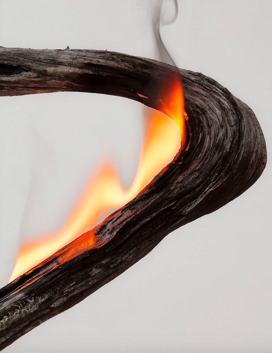 Découvrir aussi nos tables en bois brûlé