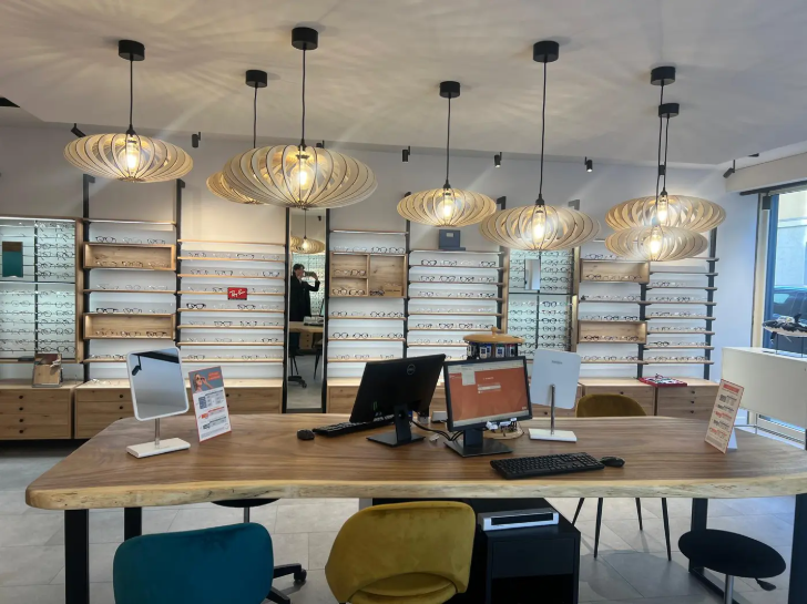 Comptoir d'accueil et bureau bois massif sur mesure en suar pour magasin d'opticien