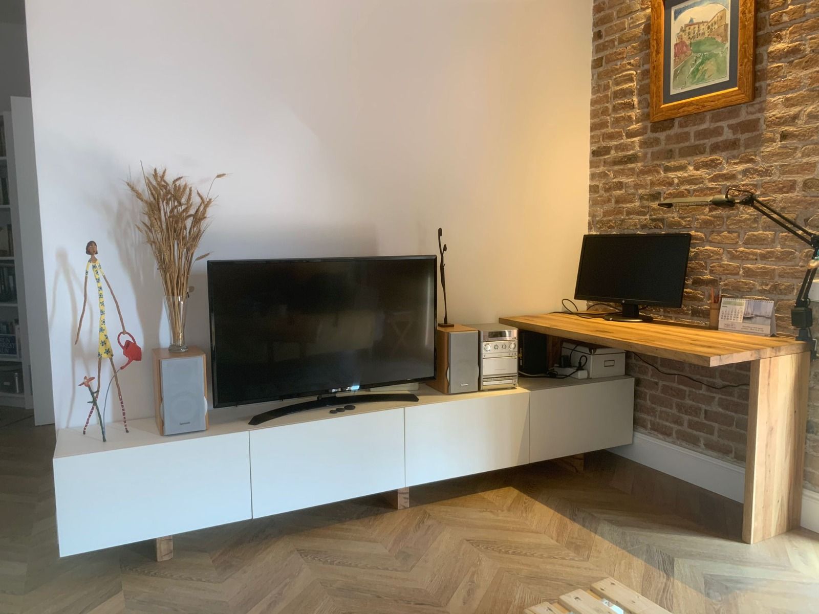 Bureau suspendu bois massif sur mesure, idéal pour petit espace.