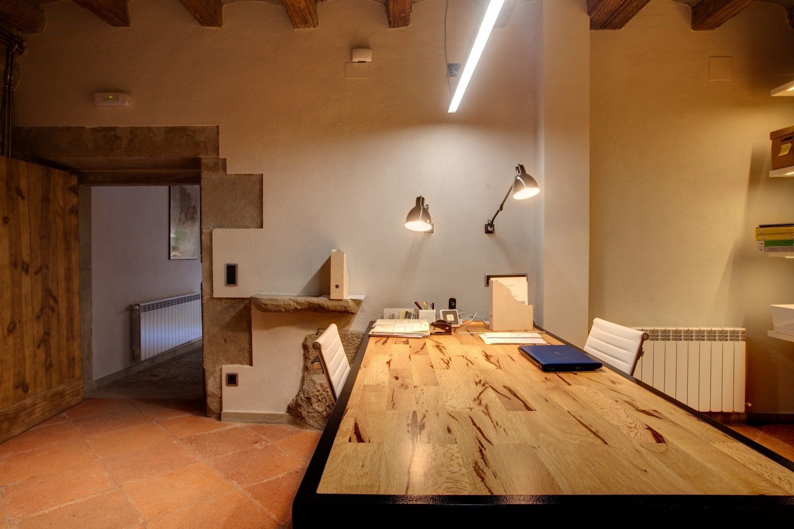 Bureau professionnel bois massif et métal sur mesure, style industriel pour les PME.