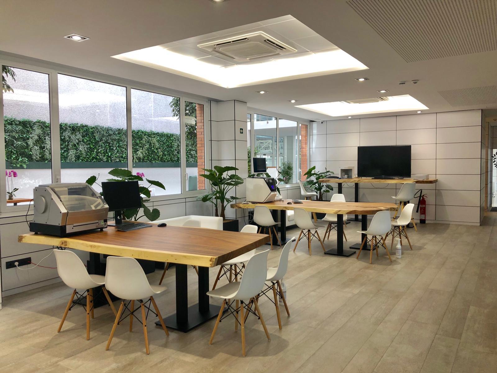 Ensemble de tables live edge en bois de suar